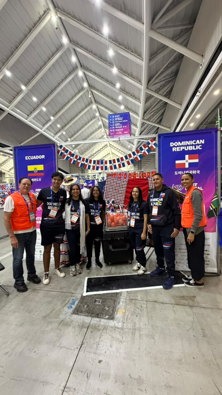 Equipo dominicano junto a su robot en FIRST Global Challenge, Incheon