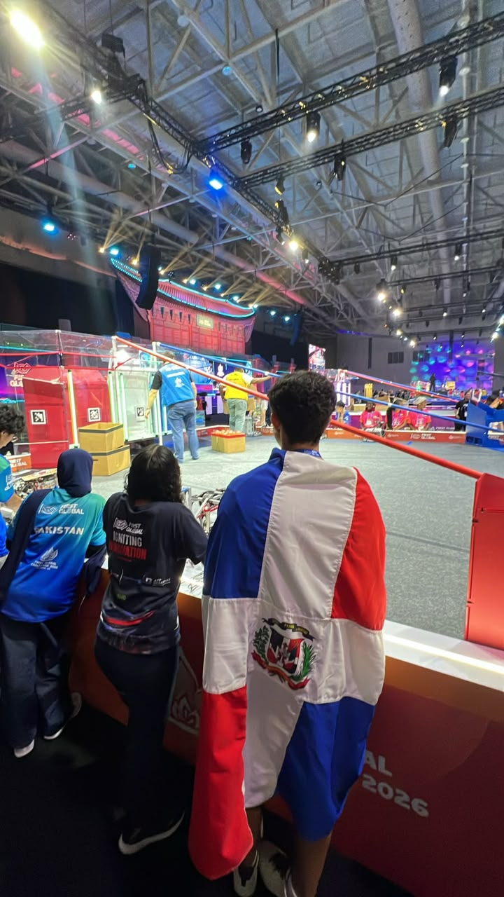La bandera dominicana en la cancha de competencia